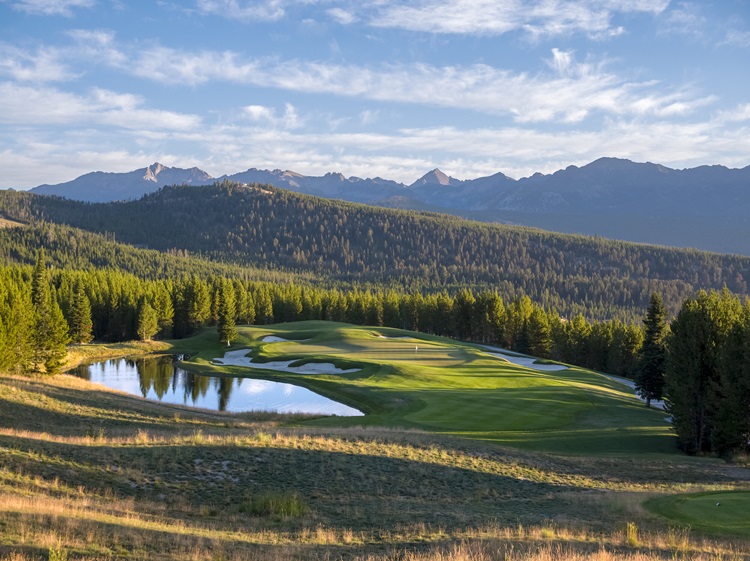 Area of 30,000 square meters of land, with outdoor swimming pool